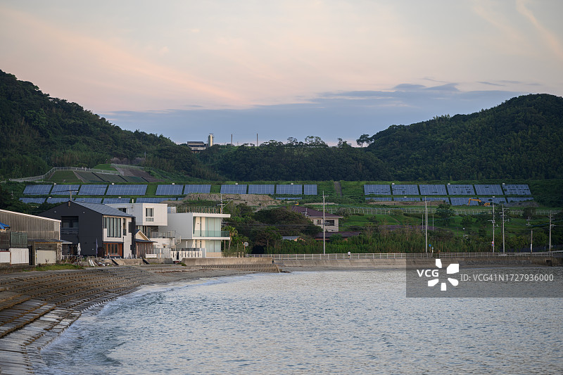 日本福冈海边的太阳能发电站图片素材