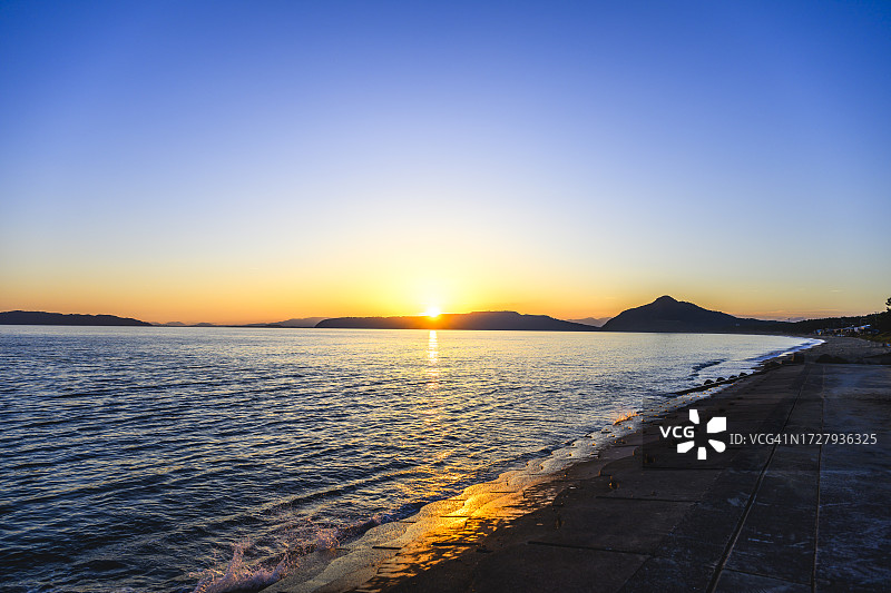 福冈志摩海滩的日出图片素材