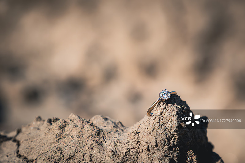 岩石上的菱形订婚戒指图片素材