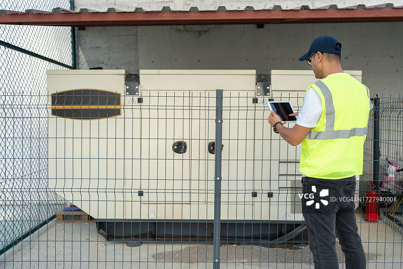 技术员在发电机上工作图片素材