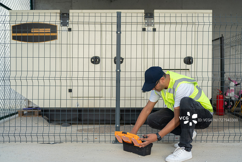 技术员在发电机上工作图片素材