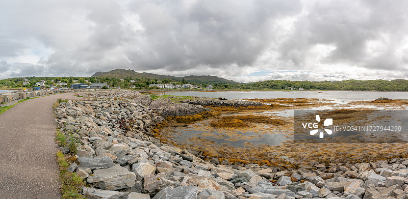 通往海港边缘的道路：苏格兰洛卡伯阿里赛格图片素材