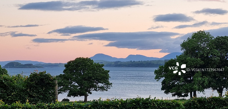 黄昏时分的苏格兰湖图片素材