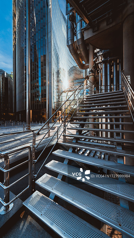 现代建筑上的金属楼梯图片素材