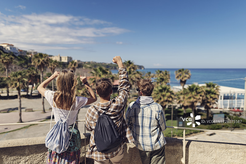 三个少年朋友在卡拉布里亚美丽的特罗佩阿小镇观光图片素材