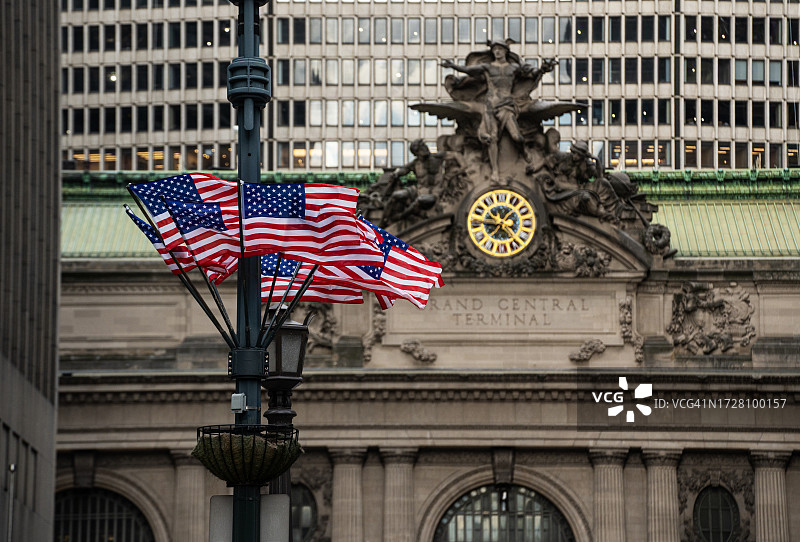 美国纽约市中央车站前的美国国旗图片素材