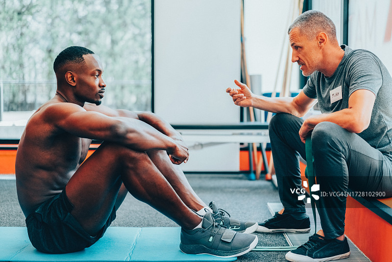 私人教练在健身房激励客户图片素材