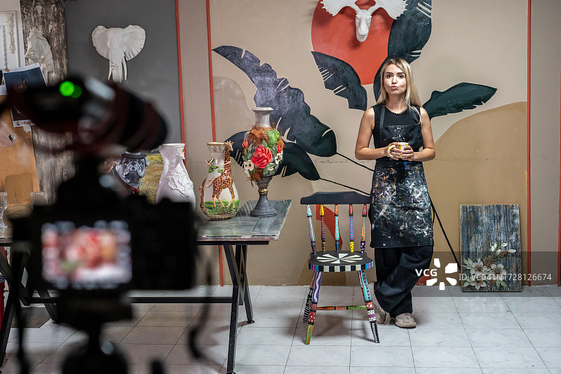 对着镜头进行社交媒体互动的女艺术家图片素材