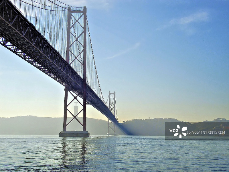 塔古斯河上的悬索桥图片素材