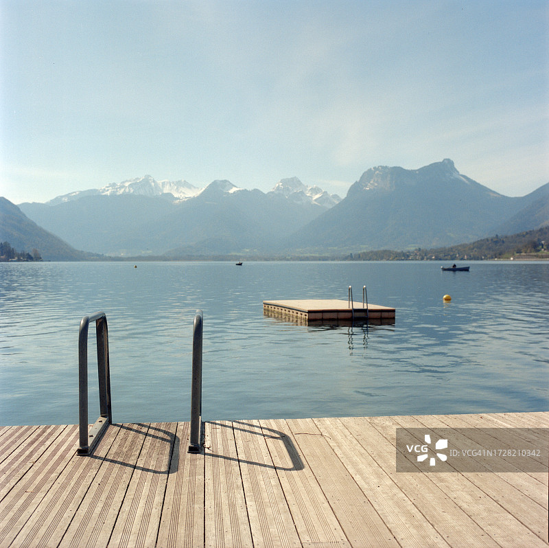 阳光明媚的湖滩图片素材