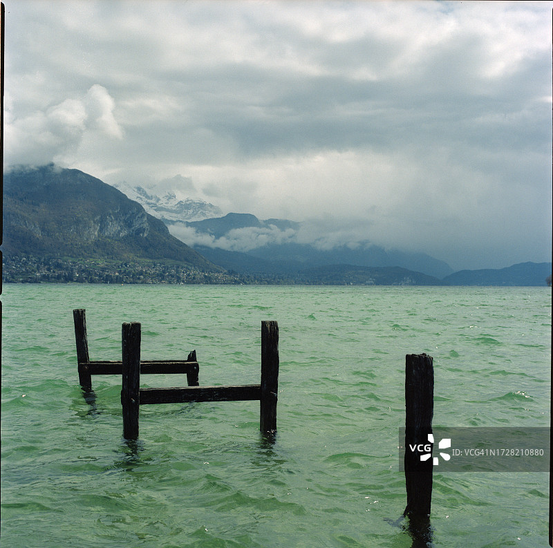 可欣赏山景的湖上风暴图片素材