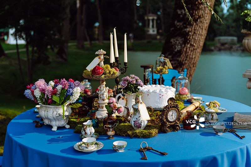 爱丽丝梦游仙境风格的茶会餐桌布置图片素材