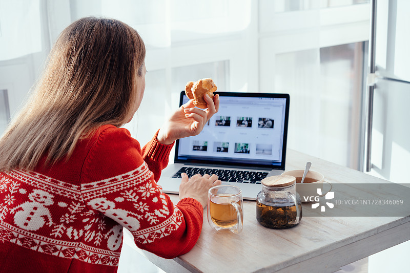 使用笔记本电脑的女子肖像图片素材