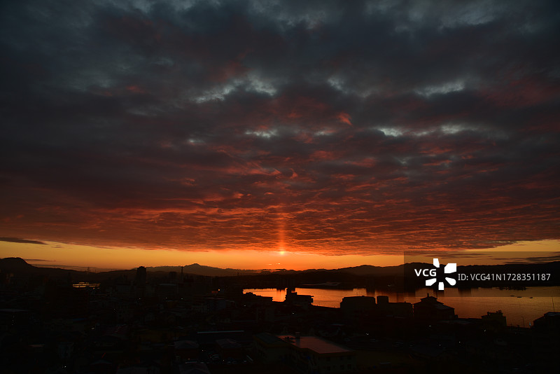 从松江市看到的壮丽日出（可见大山）图片素材