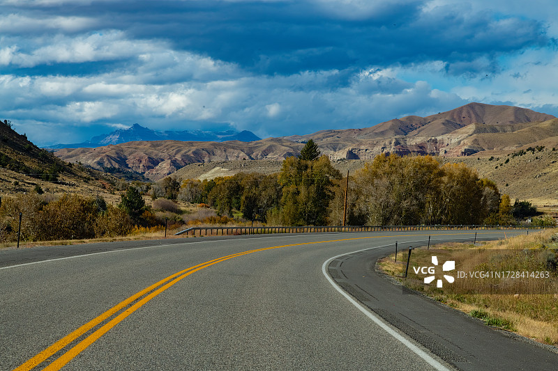 美国西部风河秋景图片素材