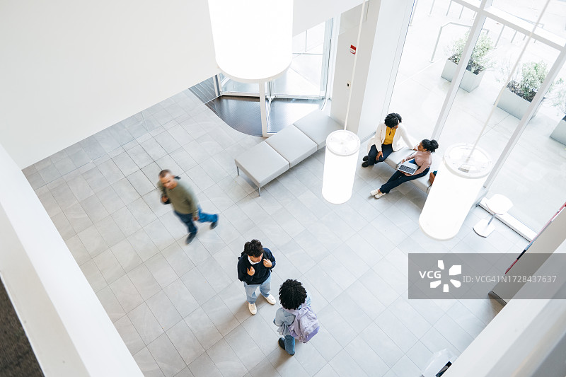 大学生到达学院大厅图片素材