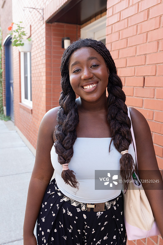 街上的年轻非裔美国女性图片素材