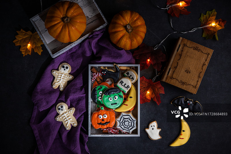 黑色背景下的万圣节饼干图片素材