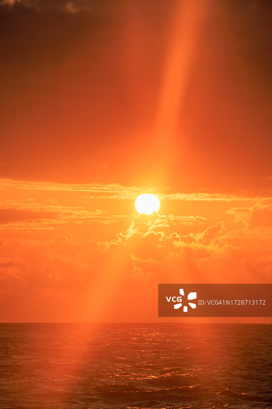 日本静冈伊豆半岛中木港海上日落巡游图片素材