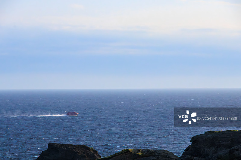 美丽的仲木海和前往偏远岛屿的高速喷射快艇图片素材