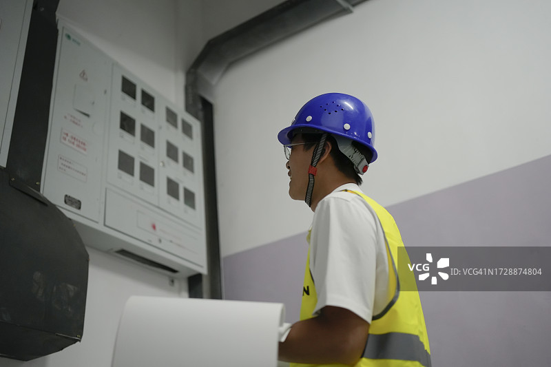 工程师正在检查配电箱图片素材