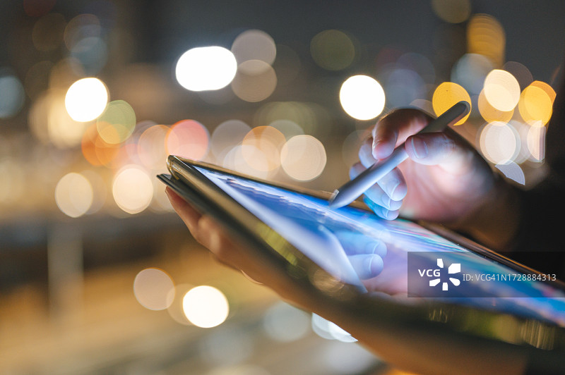 2025年人们学习通过副业赚钱图片素材