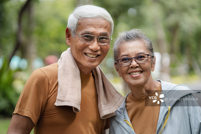 公园里锻炼后微笑的年长夫妇图片素材