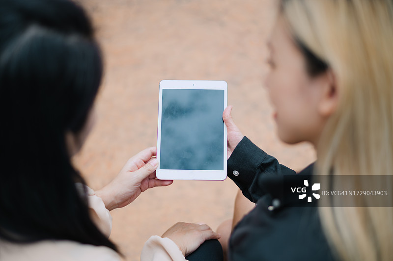 与同事进行有趣的对话 - 商业伙伴关系-客户与顾问的商业伙伴关系图片素材