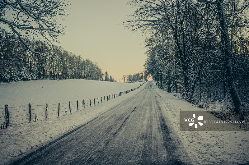 法国东部冰雪路面黄昏图片素材