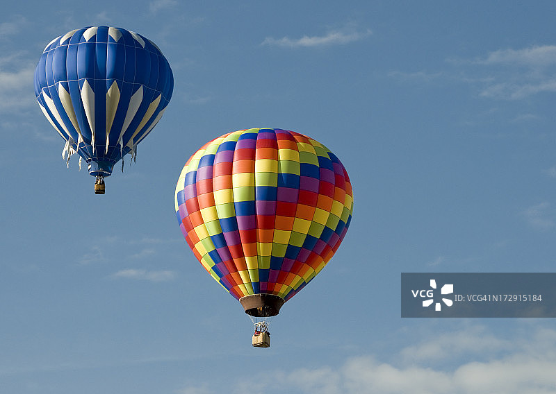 彩色格子热气球和朋友图片素材