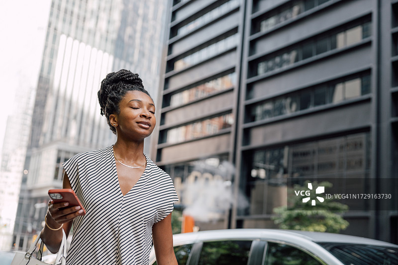 女人上班途中遭遇糟糕的一天图片素材