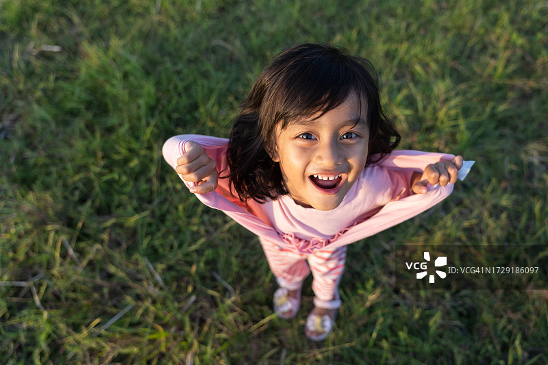 在户外玩耍的亚洲年轻女孩肖像图片素材