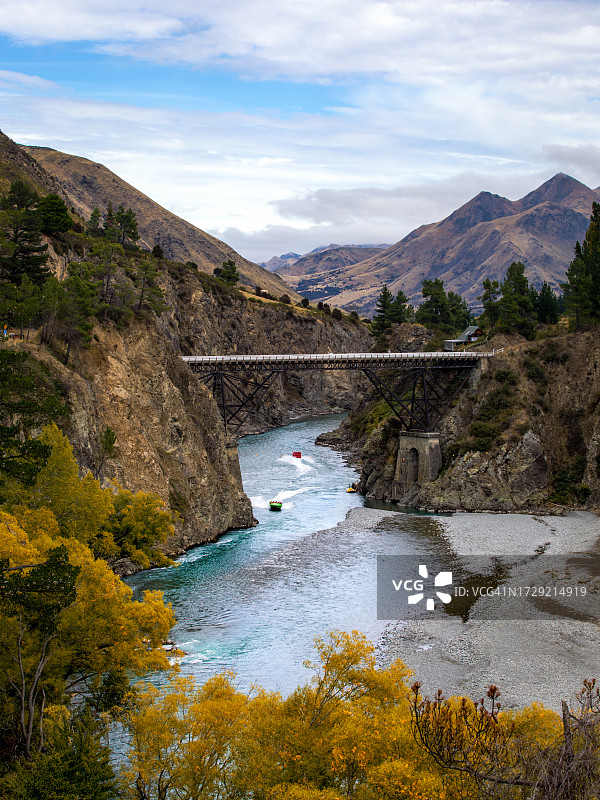 新西兰汉默斯普林斯胡鲁努伊河上的渡轮桥图片素材