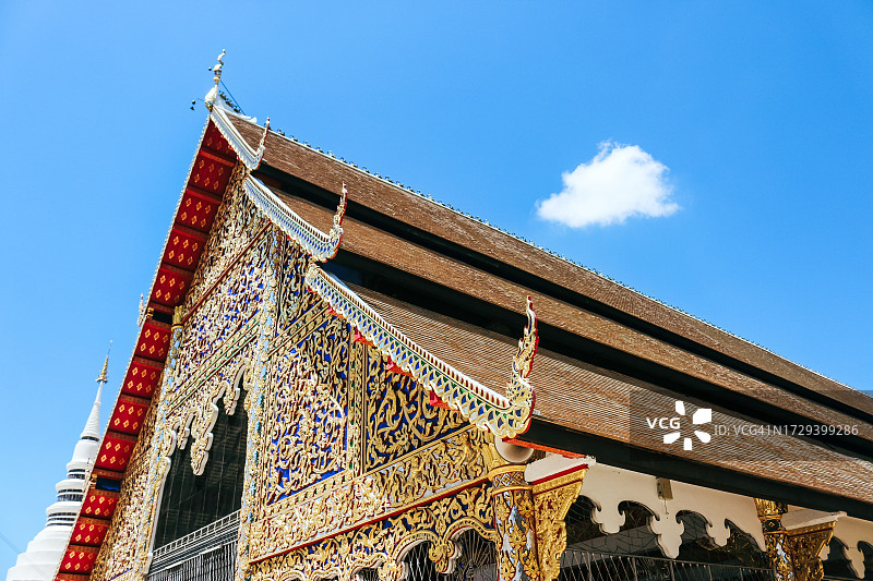 蓝色天空下的精美瓷砖寺庙屋顶图片素材