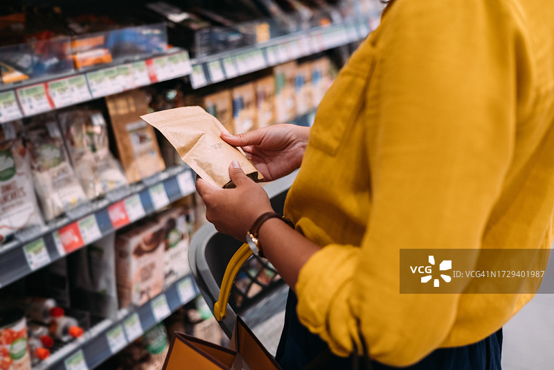 一个不知名的女人在超市买杂货图片素材