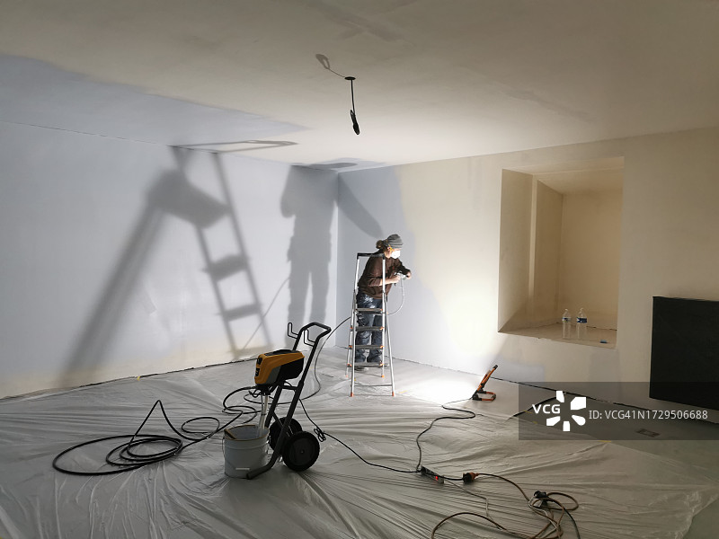 女人粉刷房间的墙壁图片素材