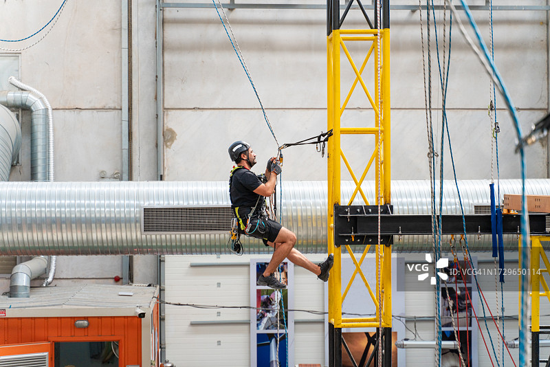 电信工人攀爬天线作业图片素材