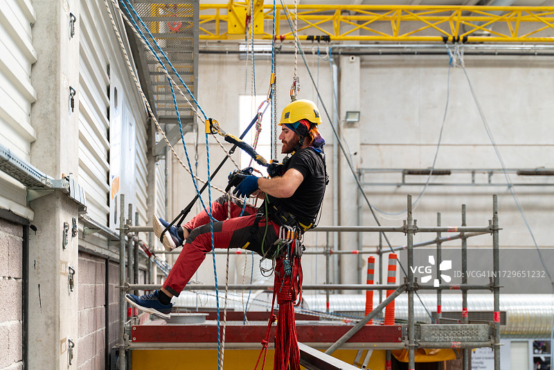 工人爬墙图片素材