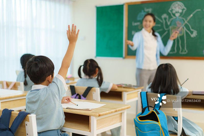 亚洲学生课堂举手回答问题图片素材