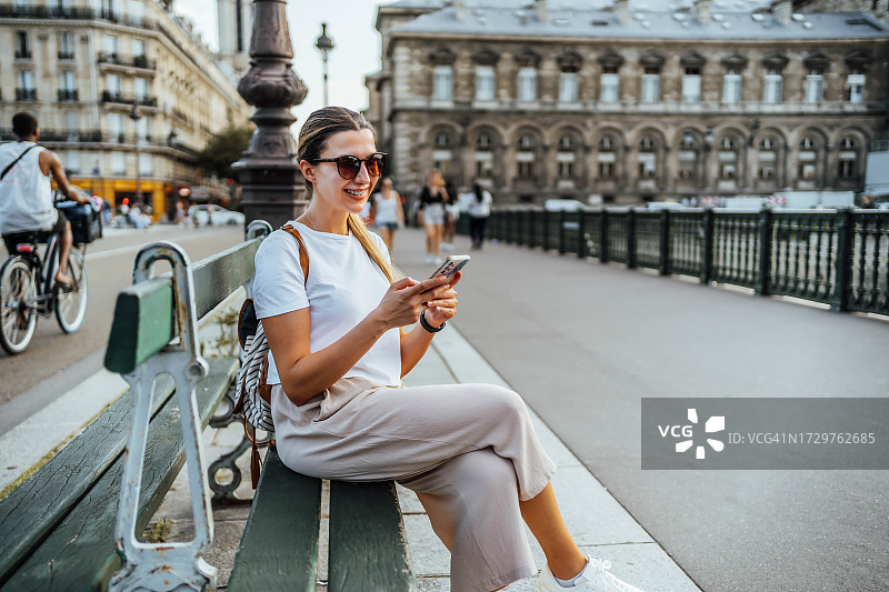 在法国巴黎使用手机的女人图片素材