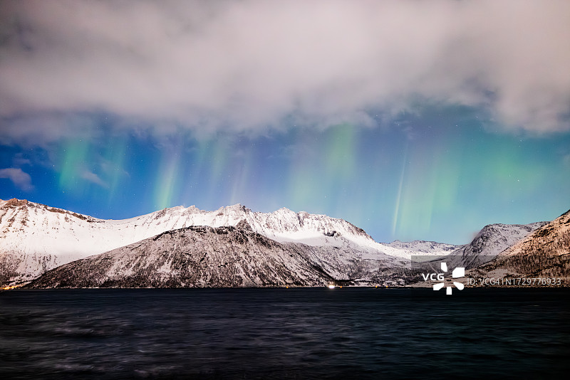 挪威海岸上空令人难以置信的北极光活动图片素材