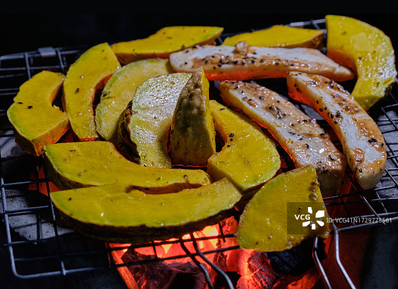 烤架上的烧烤南瓜和蘑菇图片素材