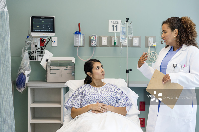 女医生向女病人解释检查结果图片素材