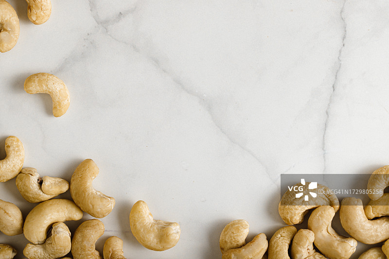 散落在理石表面的腰果俯视图图片素材