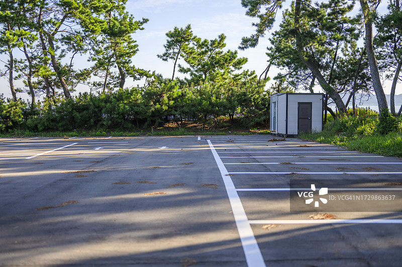 绿树掩映的空停车场图片素材