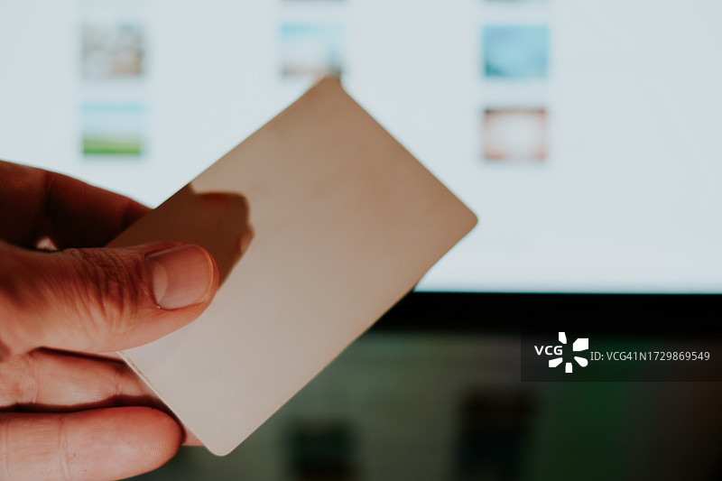 手中的信用卡和软件图片素材