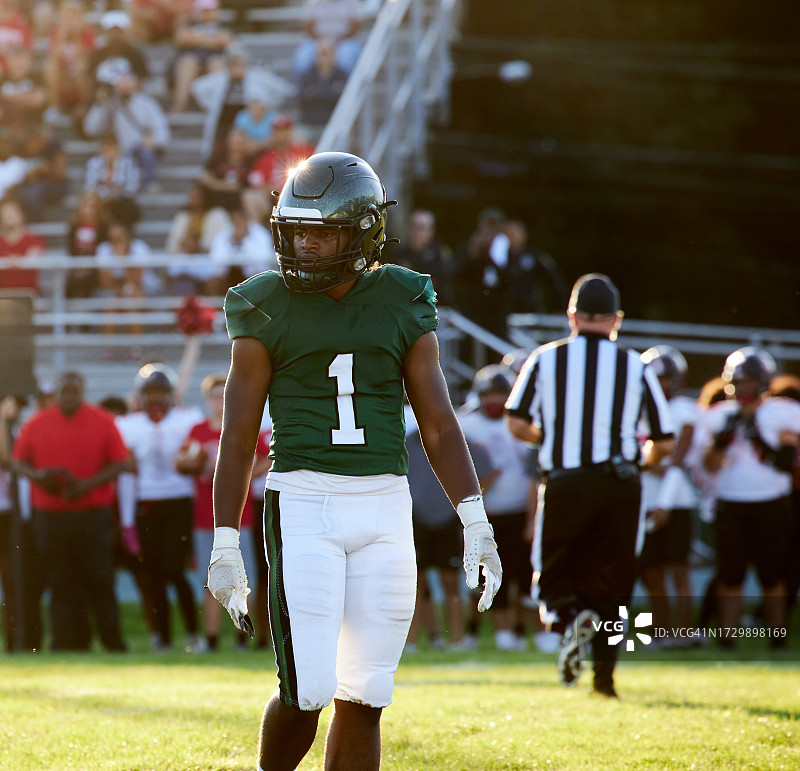 日落时分高中足球场上的足球运动员图片素材