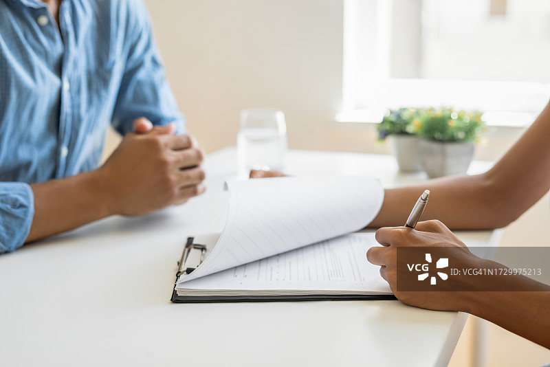 男人和女人一起填写文件图片素材