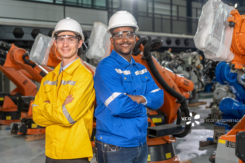 工厂中维修和编程机械臂的维修工程师图片素材