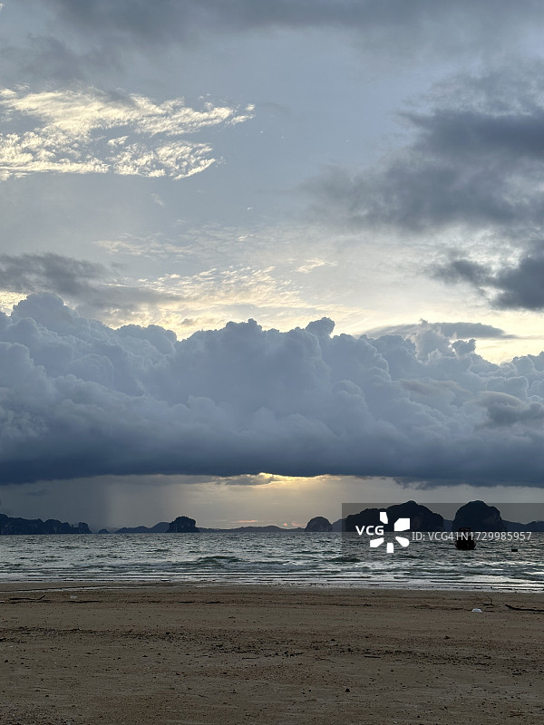 日落时大海对着天空的美景图片素材